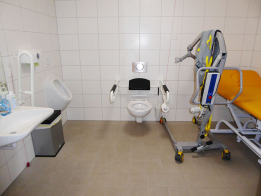 und so sieht die neue Toilette fr alle aus! Das Rolli-WC ist zustzlich ausgestattet mit einer hhenverstellbaren Pflegeliege fr Erwachsene und einem mobilen Hebelifter.