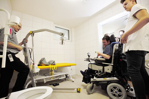 eine besondere Premiere: Peter Maier rollt mit seinem Elektro-Rollstuhl die neue Toilette fr alle