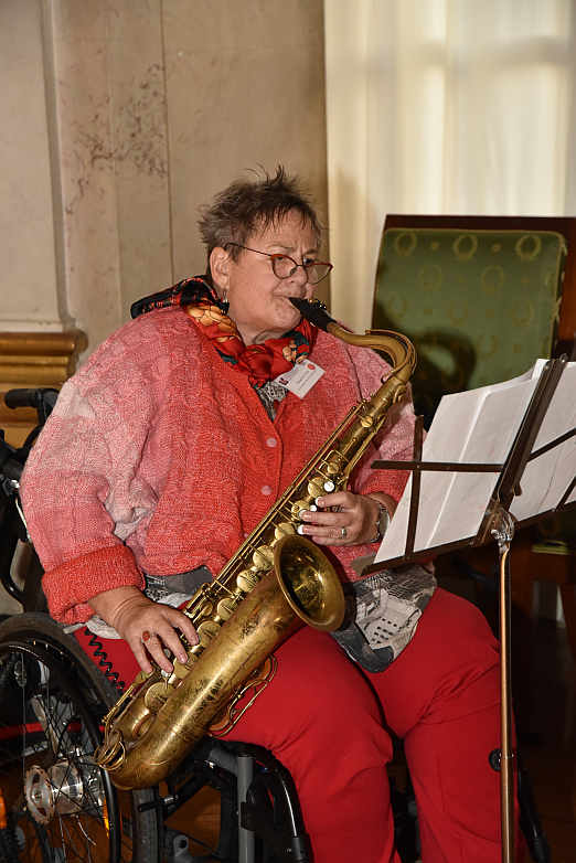 „What a wonderful World“ - Susanne Trier aus Oberkochen überbringt mit dem Saxophon musikalische Grüße<br>Foto: © Klaus Füßinger