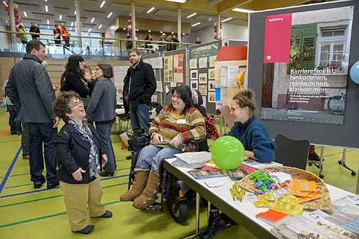 Foto: Infostände gaben Einblicke in das Leben mit Behinderung (Foto: Philipp Rothe, HD)