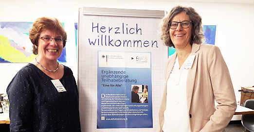 Die beiden hauptamtlichen EUTB-Beraterinnen Ursula Weh und Maike Ahlgrimm heißen die Gäste  bei der offiziellen Eröffnung der EUTB Ludwigsburg herzlich willkommen
