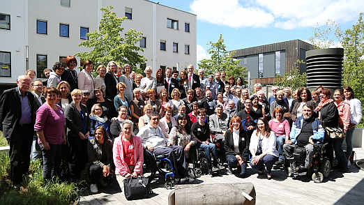Strahlende Gesichter beim erfolgreichen Abschluss des Projekts „Netzwerk unabhängige Beratung“ in Berlin.<br />Bildrechte: BSK