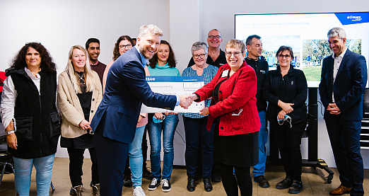 Etimex CEO Dr. Thomas Hiebaum überreicht LVKM-Geschäftführerin Jutta Pagel-Steidl einen symbolischen Spendenscheck über 3.950 Euro<br />Foto: Judith Jakob