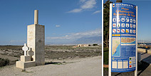 2 Fotos: Gedenkstein in einsamer Landschaft / Begrüßungs- und Hinweistafel am Eingang zum Strandbereich