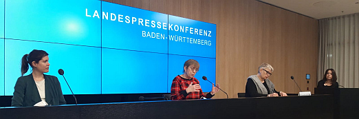 Bei der Landespressekonferenz nennt Jutta Pagel-Steidl (2.v.l.) als Vertreterin des Landesverbandes Beispiele aus dem Alltag, in denen Menschen mit Behinderungen Diskriminierung erleben.