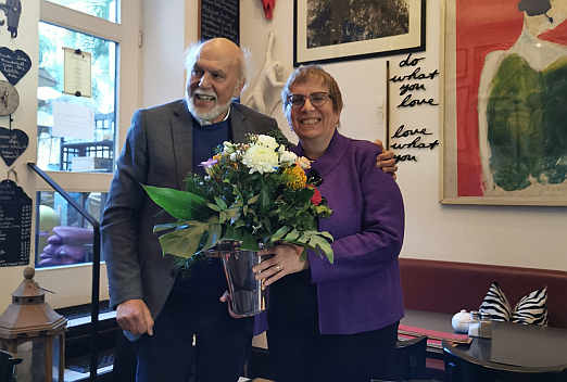 Sag Danke mit Blumen ... LVKM-Vorsitzender Thomas Seyfarth gratuliert LVKM-Geschftsfhrerin Jutta Pagel-Steidl mit einem bunten Blumenstrau zum 30-jhrigen Arbeitsjubilum<br>Foto: Beate Grtner