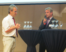 Foto: Moderator Jo Frühwirth im Gespräch mit Gerd Weimer