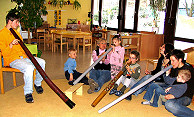 Foto: In einem Kindergarten musizieren Kinder und Betreuer gemeinsam auf Didgeridoos
