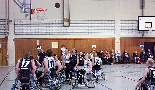 Foto: In Aktion: die „Rolling Chocolates“ zeigen ihr Können im Rollstuhl-Basketball (Foto: Steffen Diemer, HD 