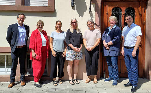 Zu Gast im Korczak-Haus: v.l.n.r.: Andreas Klein (Vorstandsvorsitzender MD BW), Jutta Pagel-Steidl (Geschäftsführerin LVKM BW), Silke Gallwitz (Leitung FED Korczak-Haus), Ulrike Steffen (Schulleiterin Korczak-Haus), Silke Schäfer-Allgayer (kaufmännische Leitung Korczak-Haus), Dr. Nicole Krause (Hilfsmittelberaterin MD BW), Joseph Specht (Referat Einzelfallberatung Pflege BW).