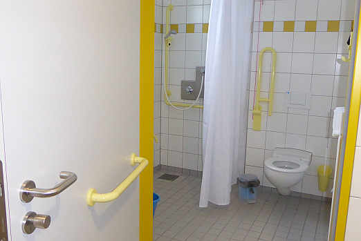 Barrierefreie Sanitärräume mit WC und Dusche für Rollstuhlfahrer sind Standard.