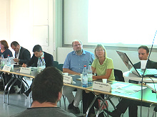 Foto: Die Bundestagswahlkandidaten von CDU, SPD, FDP, GRÜNE, DIE LINKE diskutieren über die Umsetzung der UN-Behindertenrechtskonvention in den Bereichen”Arbeit” und “Wohnen”