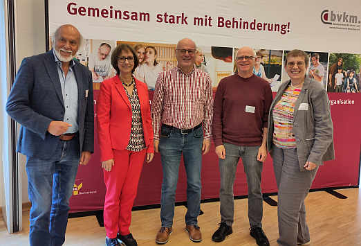 Gemeinsam stark mit Behinderung und ein klares Bekenntnis fr Demokratie und Vielfalt, v.l.n.r.: Thomas Seyfarth (Vorsitzender LVKM BW), Beate Bettenhausen (Vorsitzende des bvkm), Bernhard Klauser (Verein fr Menschen mit Krperbehinderung Kreis Lrrach), Achim Hoffer (Vorstand LVKM und Krperbehinderten-Verein Stuttgart), Jutta Pagel-Steidl (LVKM-Geschftsfhrerin)