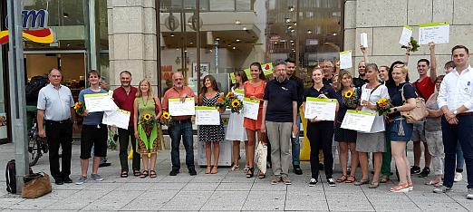 Engagement hat viele Gesichter. In der Region Stuttgart wurden 12 Preisträger für ihr ehrenamtliches Engagement ausgewählt. Bei der Preisverleihung dabei Alfred Wagner (Gebietsbeauftragter des dm-Drogeriemarktes, links), LVKM-Vorstandsmitglied Rolf Schneider (5. v.l.) sowie dm-Drogeriemarkt Filialleiter Jan-Christian Striepens (rechts)
