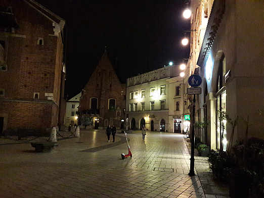 Mitten in der Fußgängerzone in der Krakauer Altstadt hat ein Nutzer des ausgeliehenen E-Scooters diesen mittendrin abgestellt. Schnell kann der E-Scooter damit eine Stolperfalle für Fußgänger werden.