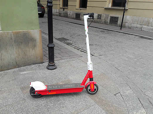 Nicht nur die fast drei Mal so große Geschwindigkeit, mit denen E-Scooter unterwegs sein können, ist auf Gehwegen und in Fußgängerzonen ein Problem. Häufig werden diese auch „kreuz und quer“ auf dem Gehweg abgestellt, wie das Beispiel aus Krakau zeigt.