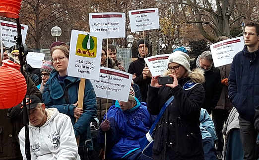 „Rollies schieben, nicht Beschlüsse!“ Menschen mit Behinderungen, Angehörige und Mitarbeiter demonstrieren