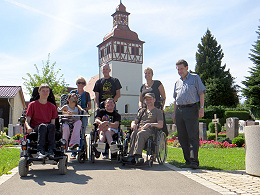 Mitglieder der Projektgruppe „Hinter dem Horizont geht’s weiter …“ mit Bürgermeister Harald Steidl bei der Besichtigung des Friedhofs in Grabenstetten