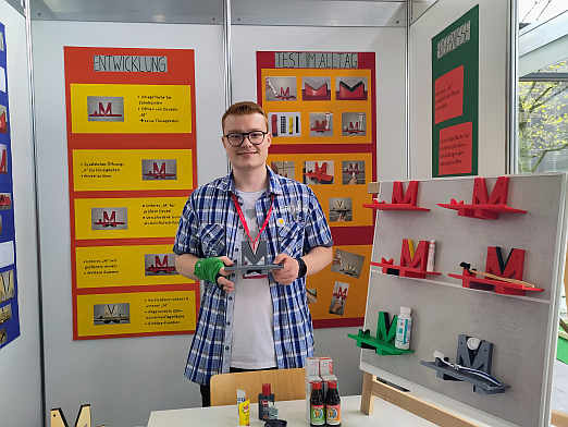 Er will Menschen helfen. Der 16-jährige Nachwuchsforscher Noel Mang von der Technischen Schule Aalen präsentiert sein Projekt beim Landesfinale von „Jugend forscht BW“ in Karlsruhe ...