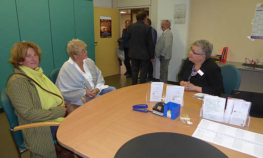 „Eine für alle“ - EUTB-Beraterin Martina Conrad (rechts) im Gespräch mit Besucherinnen