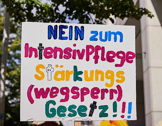 Nein zum Intensivpflege Stärkungs-(Wegsperr-) Gesetz!<br />Foto: © gesellschaftsbilder.de - Anna Spindelndreier