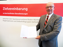 Geschafft: unser Landesvorsitzender Hans Ulrich Karg präsentiert die von allen Verbänden unterzeichnete Zielvereinbarung