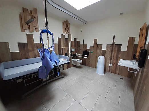 Eine »Toilette für alle« gibt es im Erlebnispark Tripsdrill in Cleebronn. Dabei handelt es sich um eine große Rollstuhltoilette, die zusätzlich mit einer höhenverstellbaren Pflegeliege, einem Patientenlifter sowie einem luftdicht verschließbaren Windeleimer ausgestattet ist.