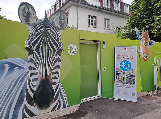 Ein echter Hingucker von auen: die Toilette fr alle im Zoologischen Garten Karlsruhe...<br>Foto: © Mara Sander